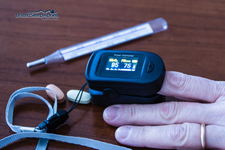Hand holding an oximetry device measuring SpO2 levels to assess nocturnal hypoxemia